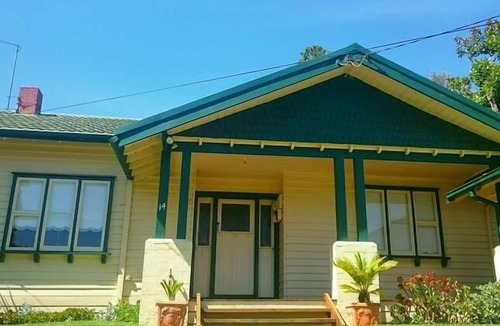 Black Rock House | Beach Cottage best location near beach & shops