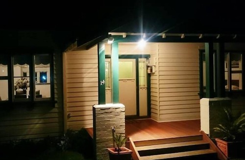 Black Rock House | Beach Cottage best location near beach & shops