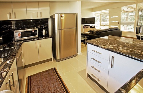 Cowes House | Beach House Apartments with pool
