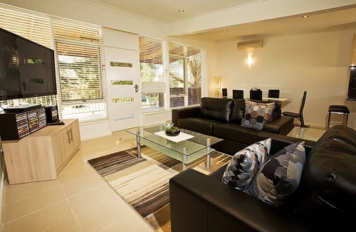 Cowes House | Beach House Apartments with pool