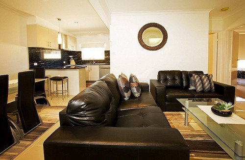 Cowes House | Beach House Apartments with pool