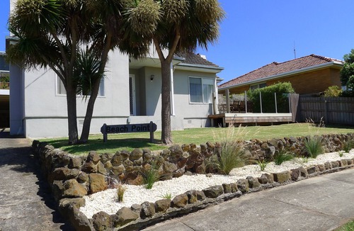 Warrnambool House | BEACH POINT COTTAGE, Pet Friendly, Walk to the Beach and Free WIFI