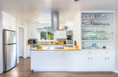 Montecito House | Beachside Escape | Minutes to the Shore – East Valley Manor by AvantStay