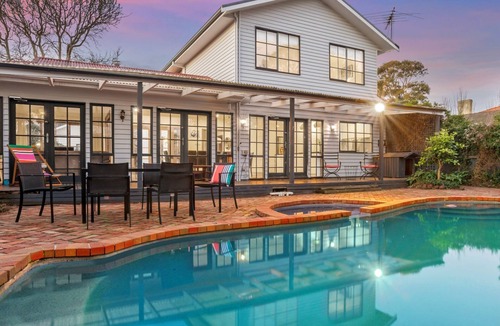 Beaumaris House | Beaumaris Grand Dame - Child & Pet friendly