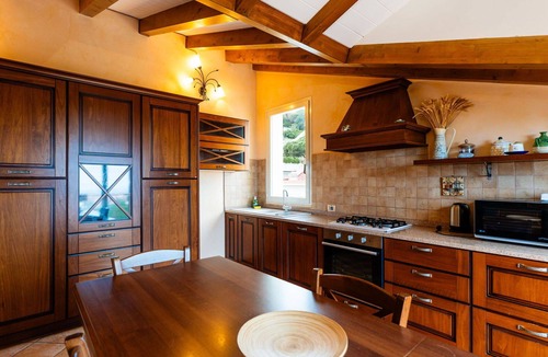 Borghetto Santo Spirito Villa | Beautiful apartment in villa for 5 guests with pool, WIFI, A/C, balcony and pets allowed