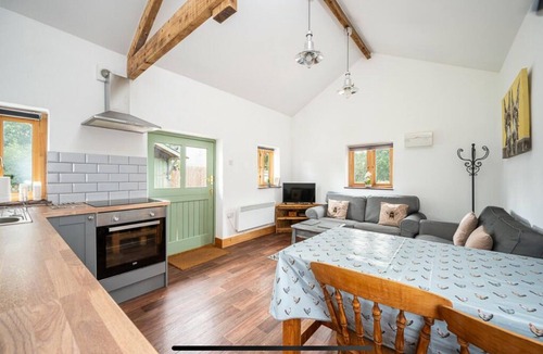 Usk Cottage | Beautiful 2 bedroom Stable conversion, Private HotTub, Dog Friendly