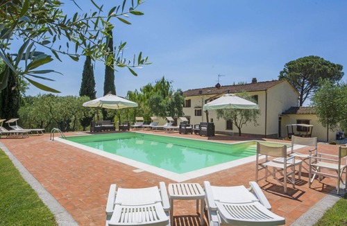 Lamporecchio Villa | Beautiful apartment in villa for 18 guests with WIFI, private pool, TV, balcony and pets allowed