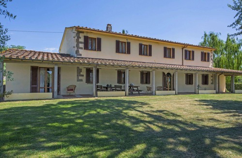 Lamporecchio Villa | Beautiful apartment in villa for 18 guests with WIFI, private pool, TV, balcony and pets allowed
