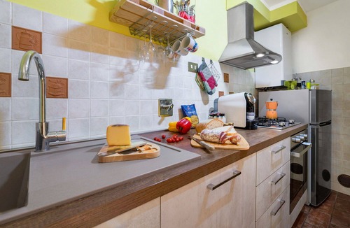 Giugnano Apartment | Beautiful apartment for 6 people with WIFI, TV, terrace, pets allowed and panoramic view