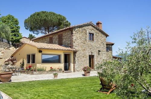 Pontassieve House | Beautiful apartment in villa for 4 people with WIFI, pool, A/C, TV, patio and panoramic view