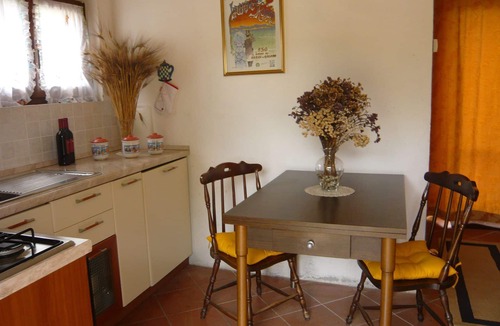 Il Poggio Apartment | Beautiful apartment for 2 people with pool, WIFI, TV, patio, pets allowed and panoramic view