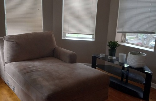 Jackson Park Highlands Condo | Beautiful condo with AC in vibrant Chicago 10 mins to beach. 10 mins to downtown