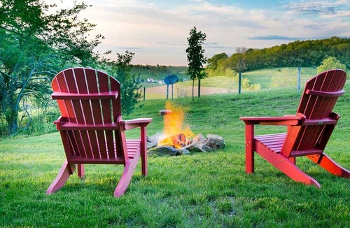 Sugarcreek Cabin | Beautiful Countryside Cabin with Hot-Tub and Pond Views in Ohio