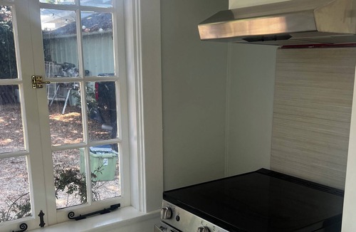 Oak Park Cottage | Beautiful Downtown Fully Furnished Executive Cottage