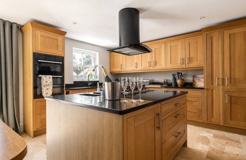 Bourton House | Beautiful Family Retreat- Luxury HotTub-Games Room