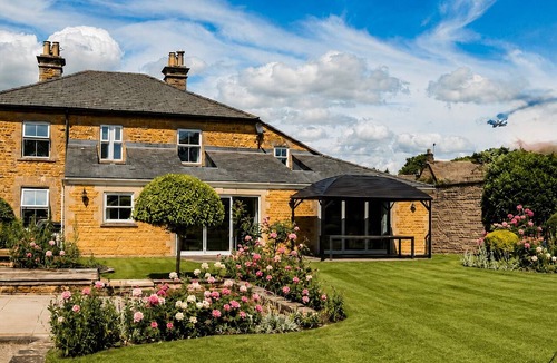 Bourton House | Beautiful Family Retreat- Luxury HotTub-Games Room