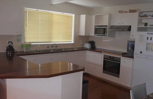 Cowes House | Beautiful spacious pet friendly home next to the ocean