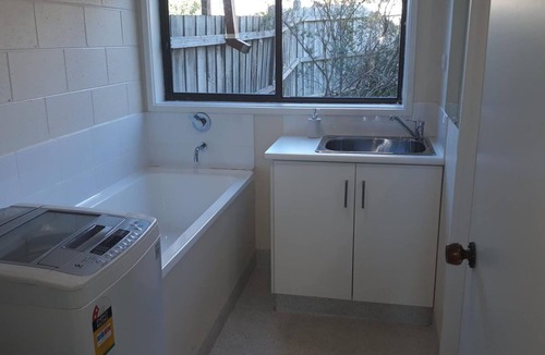 Cowes House | Beautiful spacious pet friendly home next to the ocean