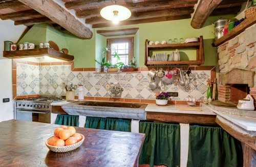 Pescia Villa | Beautiful villa for 8 people with WIFI, private pool, TV, balcony, pets allowed and panoramic v.