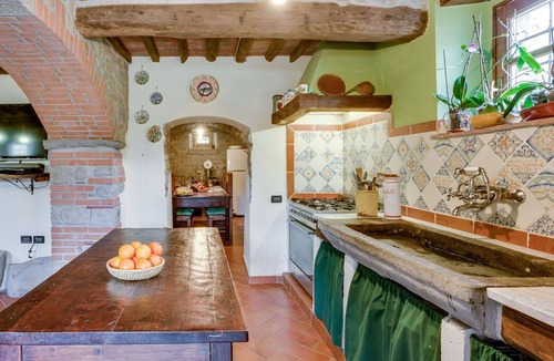 Pescia Villa | Beautiful villa for 8 people with WIFI, private pool, TV, balcony, pets allowed and panoramic v.