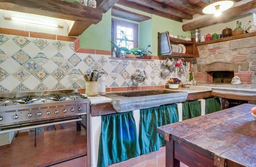 Pescia Villa | Beautiful villa for 8 people with WIFI, private pool, TV, balcony, pets allowed and panoramic v.