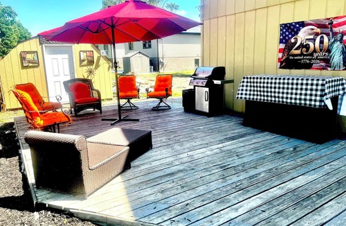 Hazel Green House | Beautifully furnished one bedroom loft located in Chicago's South side suburb