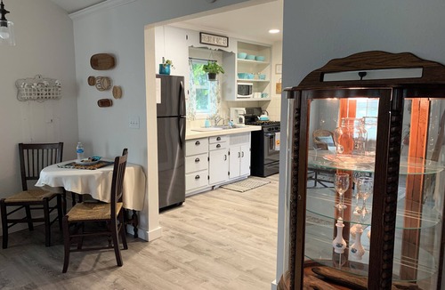 Oregon House | Beauty by the Bay Charming 2-bedroom house in superb Oregon Ohio with WiFi