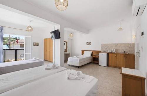 Kavos Bed & Breakfast | Bed and Breakfast The Kavos Sandy Inn – Quadruple Room with Shared Pool, Wi-Fi, and Air Conditioning
