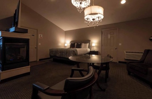 Perrysburg Apartment | Belamere Suites - The Presidential Swimming Pool Suite In Ohio
