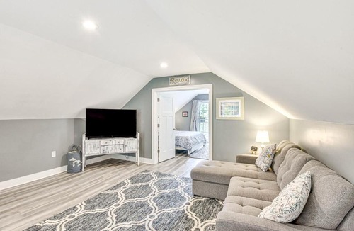 Benton Harbor Apartment | Benton Harbor Apt w/Balcony + Fire Pit