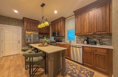 North Center Apartment | Berenice - The Grand Vic: Large 5BD/3BA Home (+Garage)