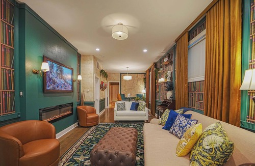North Center Apartment | Berenice - The Grand Vic: Large 5BD/3BA Home (+Garage)