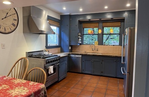 South Berkeley House | Berkeley home with cottage & hot tub, near UC & SF