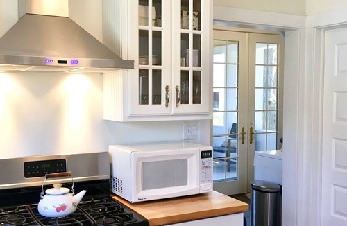 Union Pier Cottage | Best location-Room for all. Steps to the beach easy stroll to town. Private yard