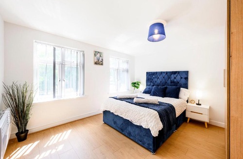 Quinton House | Big 5-Bed Quinton House Sleeps 14 Contractors