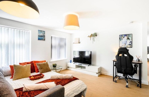 Quinton House | Big 5-Bed Quinton House Sleeps 14 Contractors