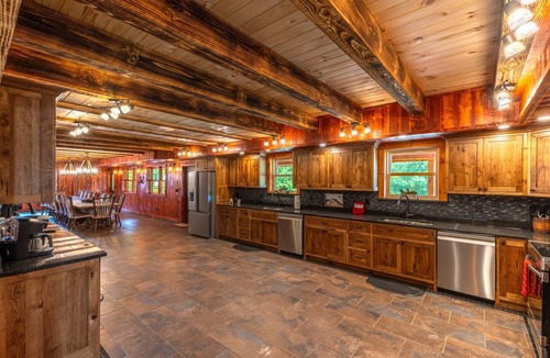 Logan Cabin | Black Eagle Lodge - Unique - 8 Bedrooms - 2 Pools