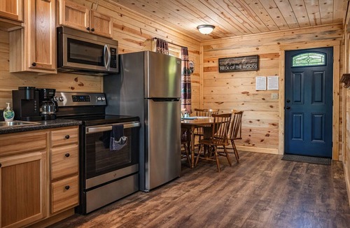 Lancaster Cabin | Blackberry Bramble: Private, budget-friendly in Hocking: WiFi, hot tub + Firepit