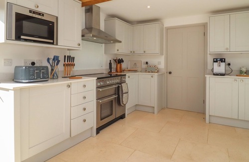 Chipping Campden Cottage | BLOSSOM COTTAGE, pet friendly, with open fire in Chipping Campden
