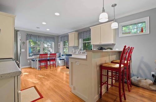 Fish Creek Cottage | Blue Bear Cottage: Serene Fish Creek Escape