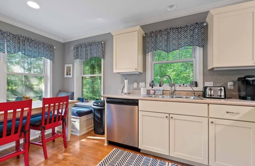 Fish Creek Cottage | Blue Bear Cottage: Serene Fish Creek Escape