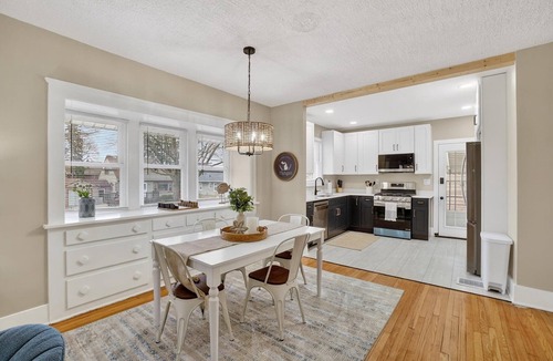 Lansing House | Blue Breeze Bungalow 2 BD Near Downtown & E.L.