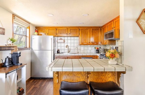 Oakhurst Cottage | Bluejay Bungalow – Cozy Pet-Friendly Cottage Near Yosemite & Bass Lake
