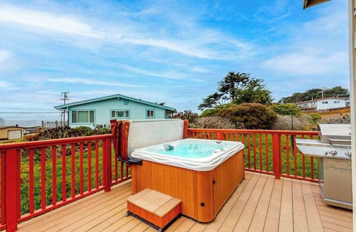 Bodega Bay Cabin | Bodega Bay 2BR ocean-view cottage with hot tub — dog friendly