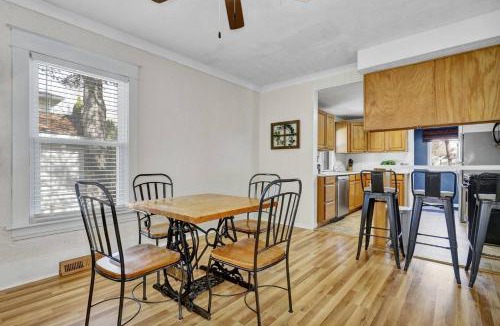 Lansing House | Boho Retro Style in Lansing 10 Mins to MSU Campus