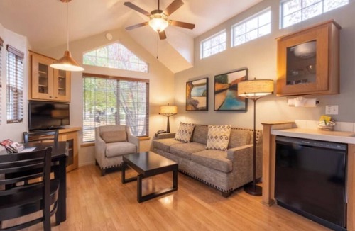 Napa Cottage | BottleRock Weekend Resort-1 mile to Festival-Sleeps 4-Free Parking-Late Checkout