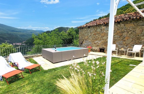Piazza al Serchio Cottage | Boutique Tuscan Retreat | Stupendous Panoramic Views | Plunge Pool | Sleeps 5