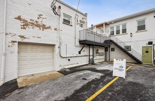 La Grange House | Brand new 2 BR Apt in downtown La Grange close to Metra!