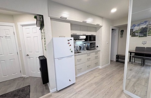 Westlake Apartment | Brand New Cozy Apartment Massage chair/Xbox/bidet/ 2 Fireplaces/Free parking