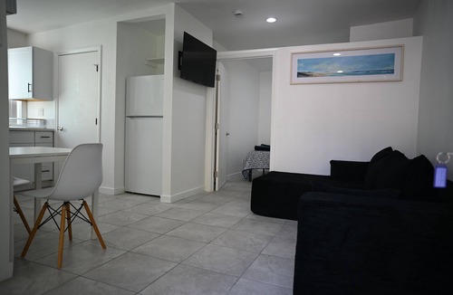 El Segundo House | Bright 2BR Home w/Closets & In-Unit Washer/Dryer in El Segundo
